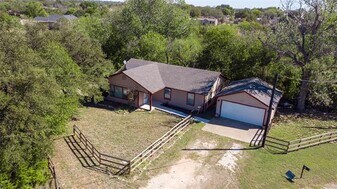 128 Siesta Ct in Granbury, TX - Building Photo