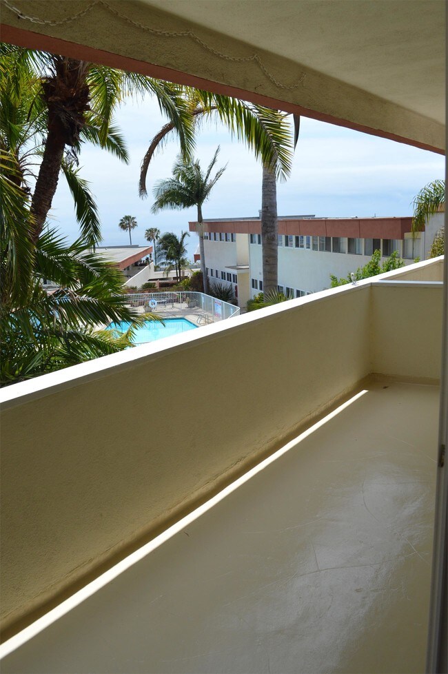 2161 W 25th St-Unit -19 in Los Angeles, CA - Building Photo - Building Photo