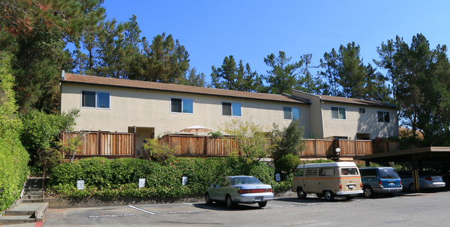 Cowbarn Apartments in Novato, CA - Foto de edificio - Building Photo