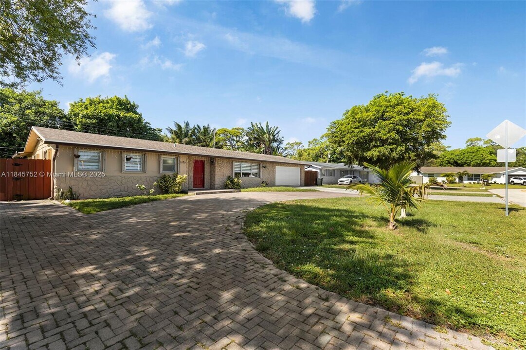 5070 Ponderosa Ln in Haverhill, FL - Building Photo