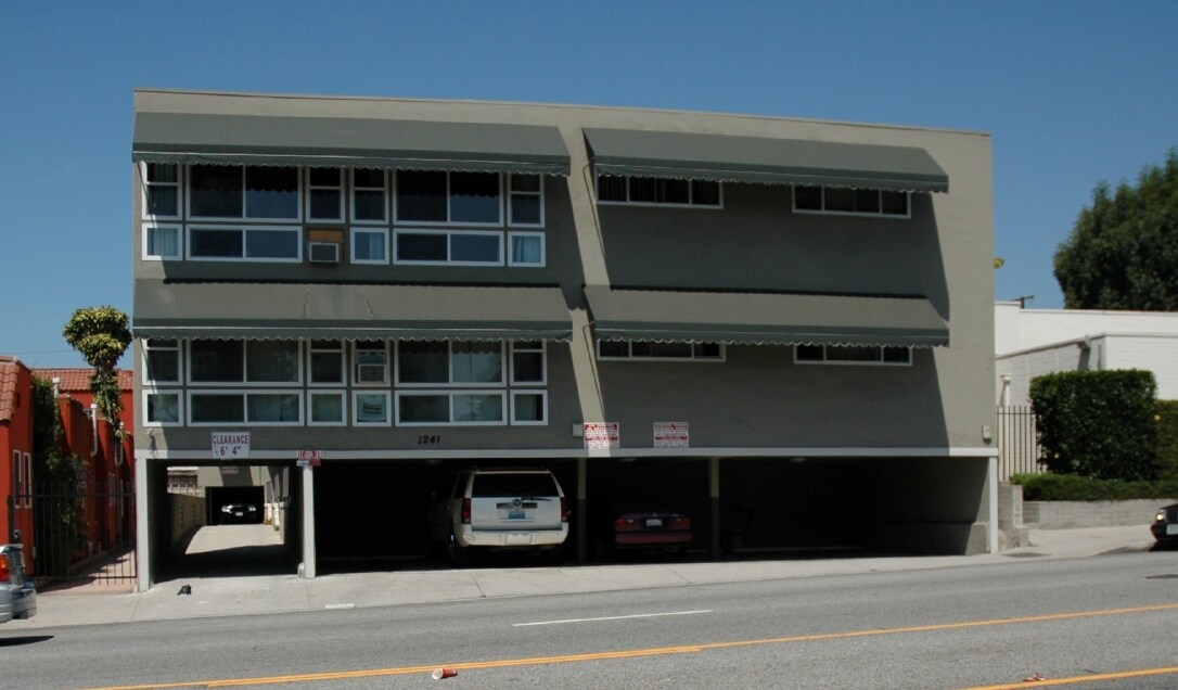 1241 N Fairfax Ave in West Hollywood, CA - Foto de edificio