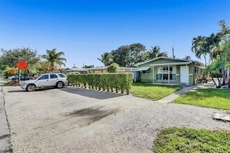 227 NE 24th Ave in Pompano Beach, FL - Foto de edificio - Building Photo