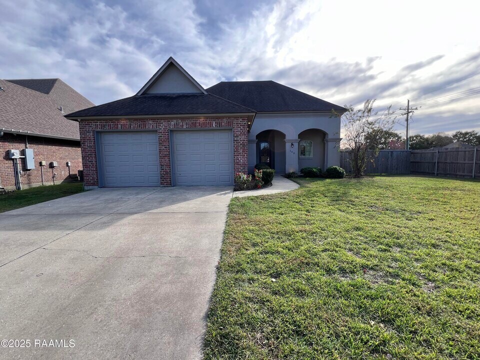 100 Birchview Dr in Broussard, LA - Building Photo