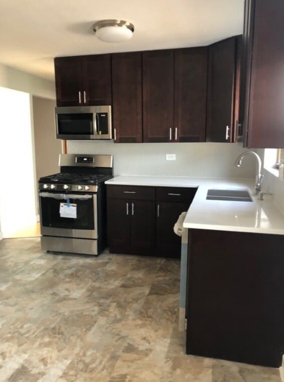 8614 W Berwyn Ave in Chicago, IL - Foto de edificio - Building Photo