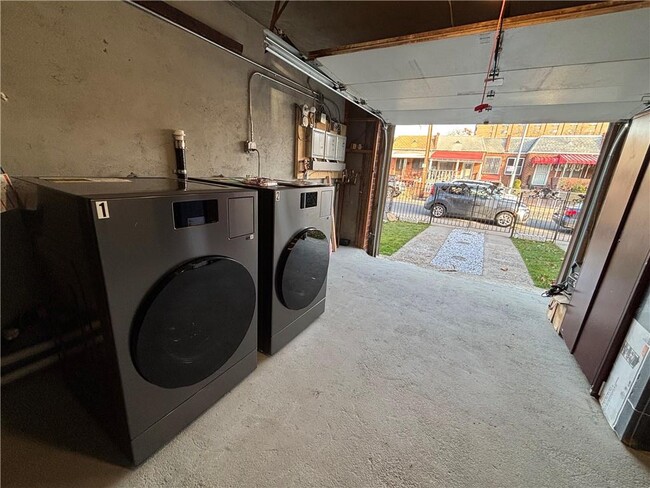 106 E 45th St in Brooklyn, NY - Building Photo - Building Photo