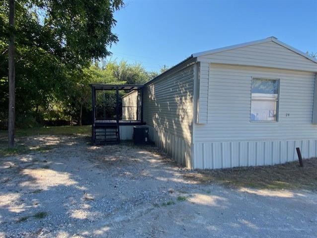 1620 E Reno Rd in Azle, TX - Building Photo
