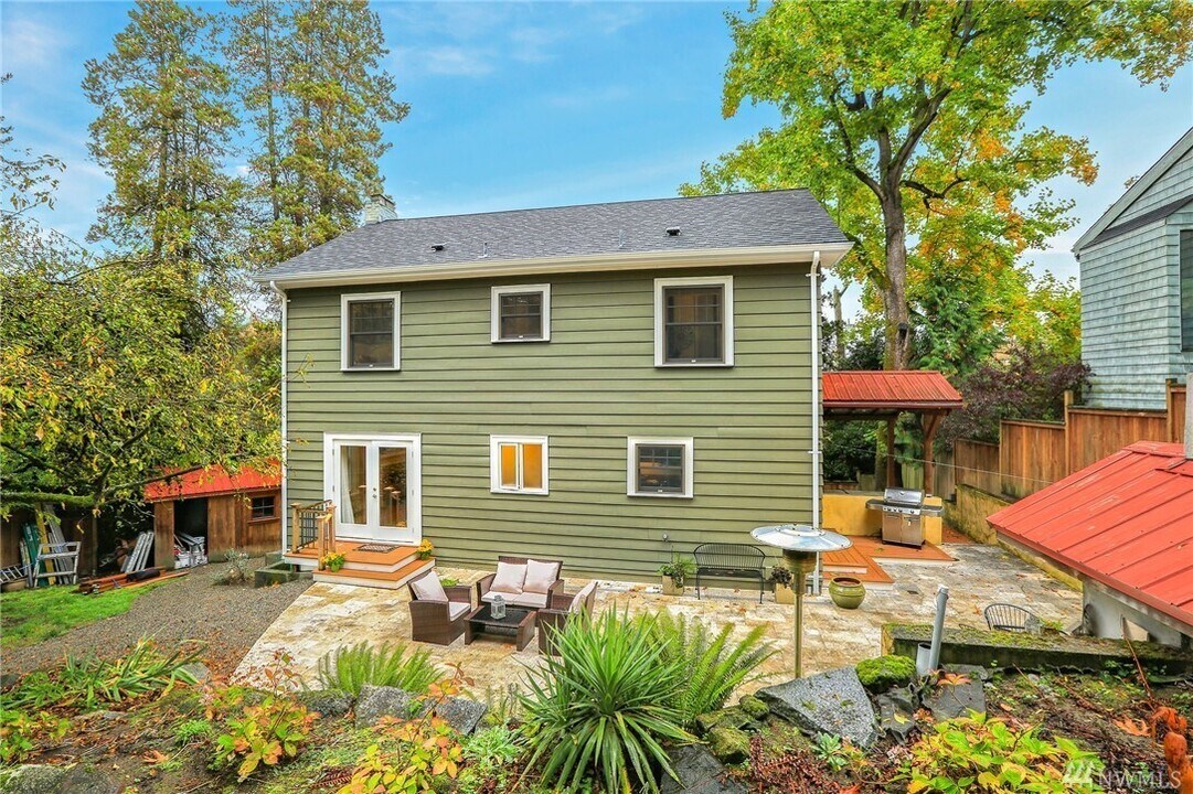 1601 Interlaken Pl E in Seattle, WA - Building Photo
