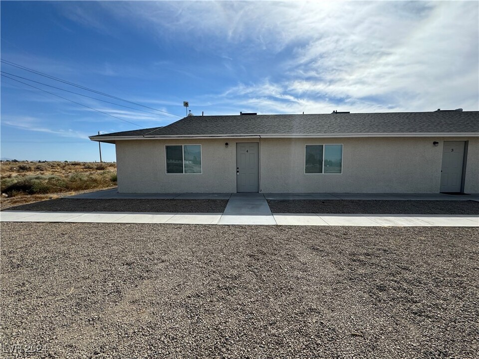 2081 S Dandelion St in Pahrump, NV - Foto de edificio