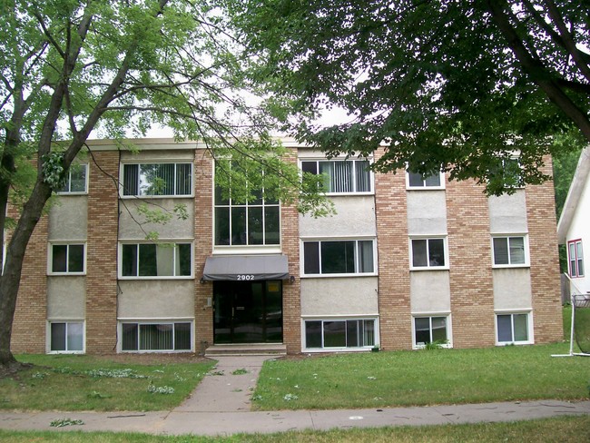 2902 Polk St NE in Minneapolis, MN - Building Photo - Building Photo