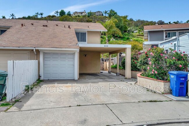 582 Charlotte Dr in San Marcos, CA - Foto de edificio - Building Photo