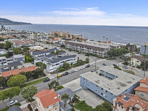 Topaz Apartments in Redondo Beach, CA - Building Photo - Building Photo