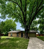 2801 W Springdale Cir in Grand Prairie, TX - Building Photo