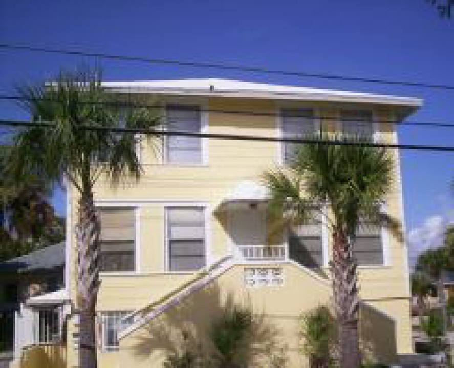 202 S Hollywood Ave in Daytona Beach, FL - Building Photo