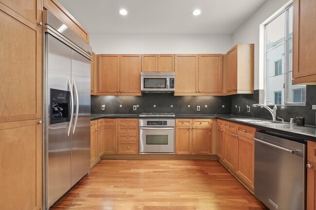 5400 Playa Vista Dr in Los Angeles, CA - Building Photo - Building Photo