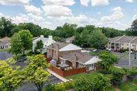 Royal Oaks Condominiums in Louisville, KY - Foto de edificio - Building Photo