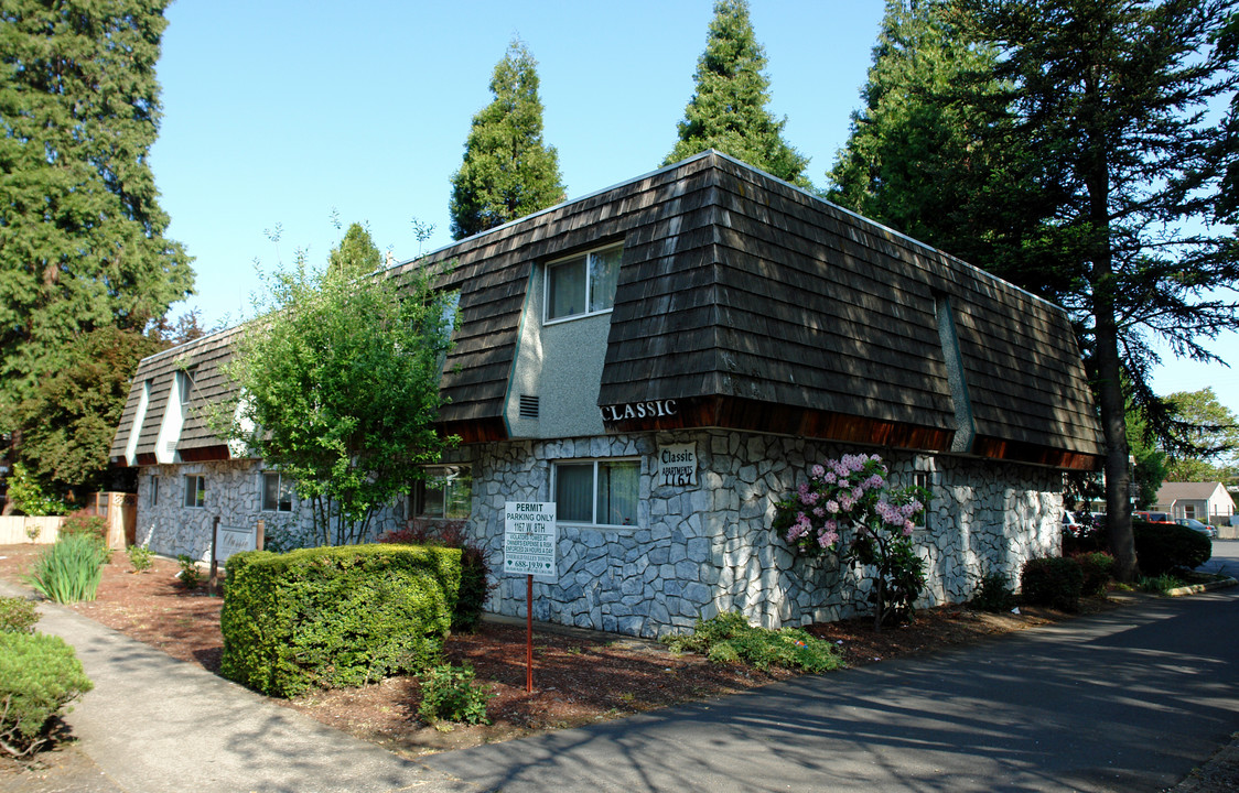 Classic Apartments in Eugene, OR - Building Photo