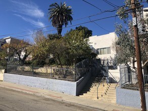 1039 N Bonnie Brae St in Los Angeles, CA - Foto de edificio - Building Photo