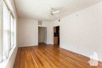 3523 N Broadway St, Unit 3527.5-2E in Chicago, IL - Building Photo - Building Photo