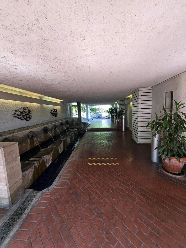 4900 Overland Ave in Los Angeles, CA - Building Photo - Building Photo