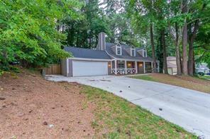 135 Barrington Dr E in Roswell, GA - Building Photo