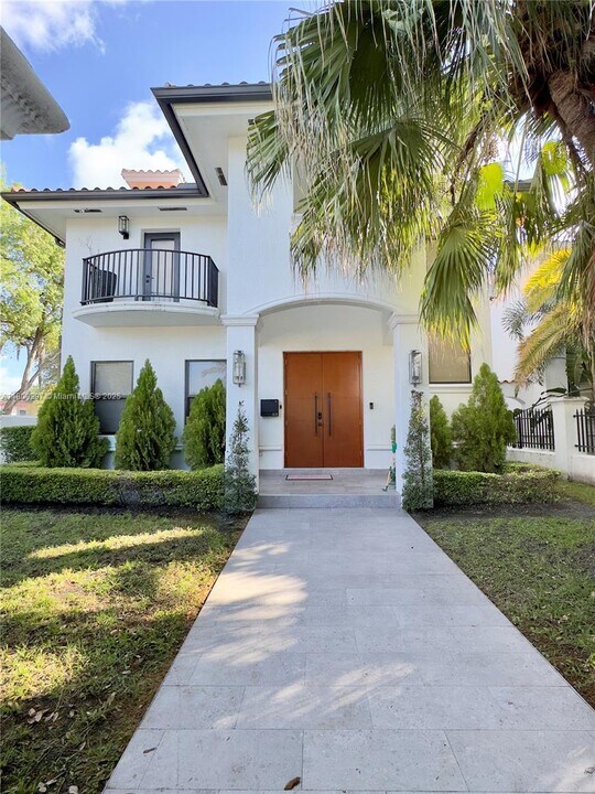 835 SW 22nd Rd in Miami, FL - Building Photo