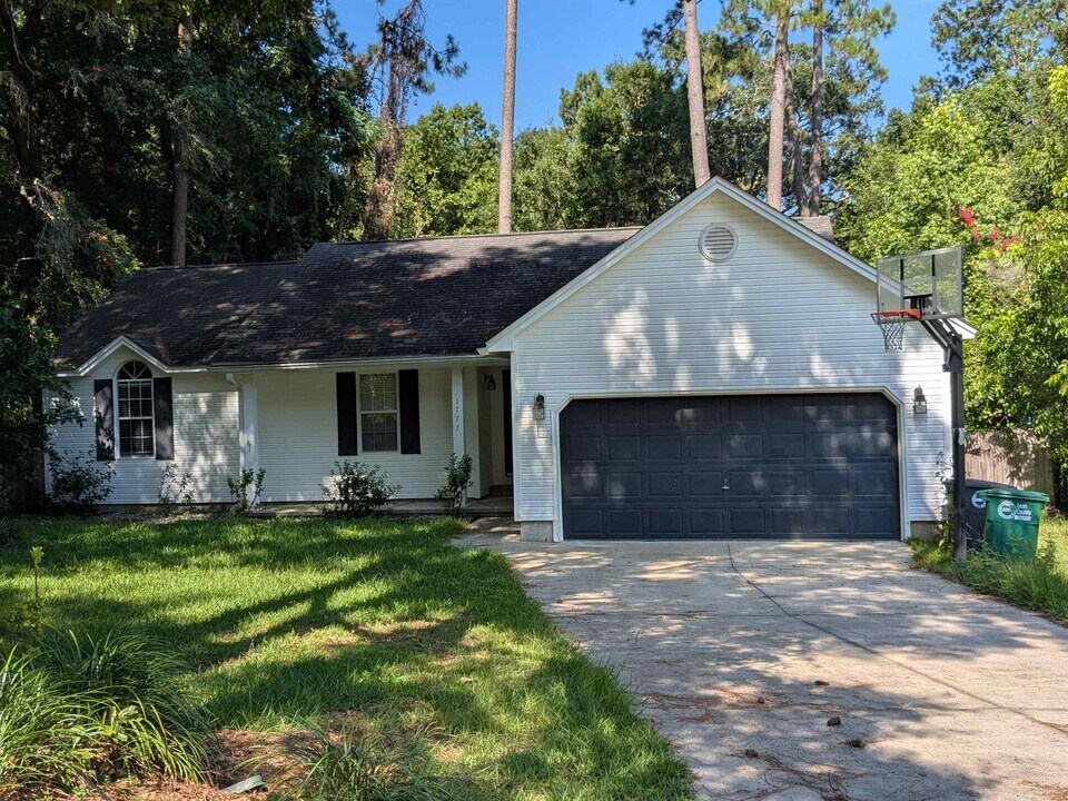 1777 Folkstone Rd in Tallahassee, FL - Building Photo