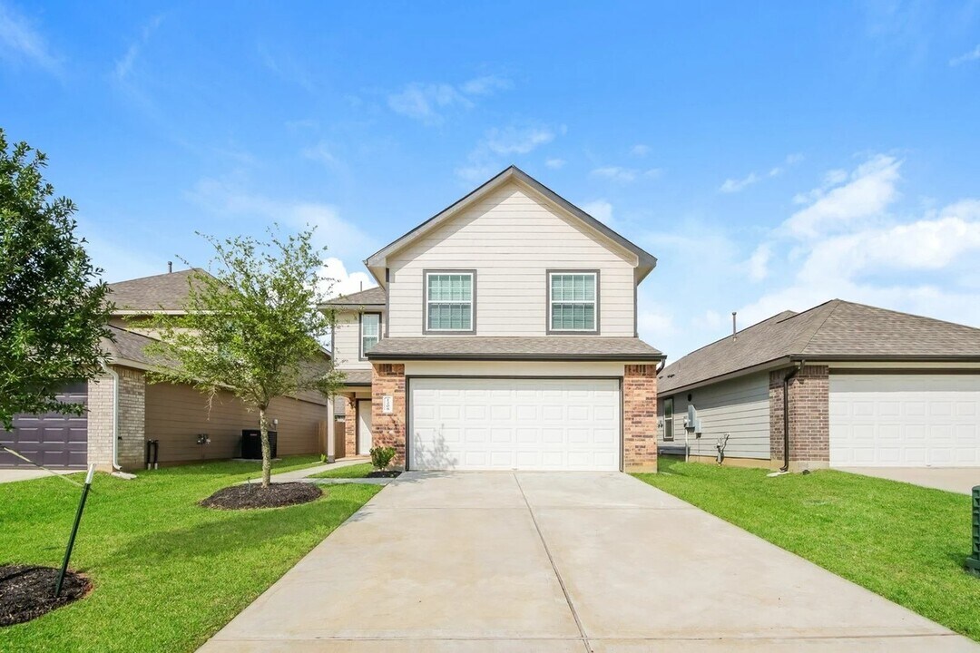 1208 Narrow Hts Dr in Conroe, TX - Building Photo