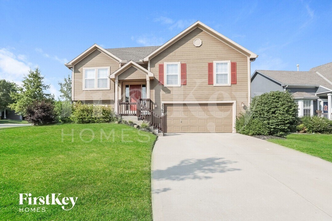 20564 W 124th Terrace in Olathe, KS - Foto de edificio