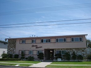10306 La Reina Ave in Downey, CA - Foto de edificio - Building Photo