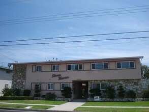 10306 La Reina Ave in Downey, CA - Building Photo - Building Photo