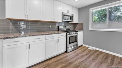 269 Broezel Ave, Unit Upper in Lancaster, NY - Foto de edificio - Building Photo