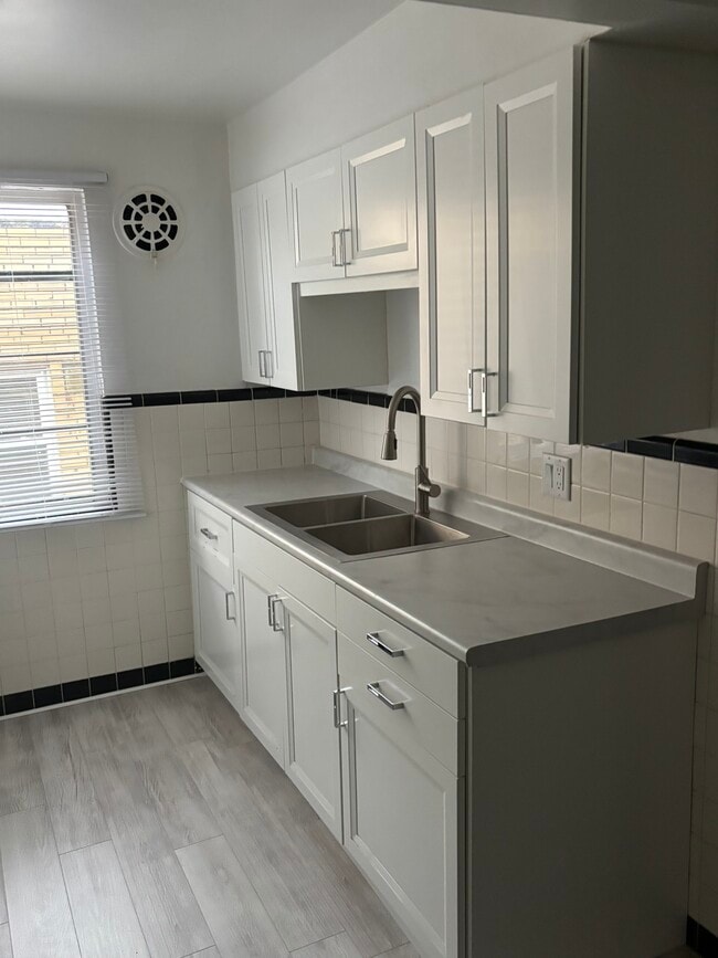 2340 Losantiville Ave, Unit 1 in Cincinnati, OH - Building Photo - Building Photo