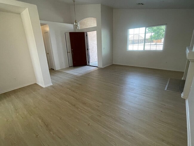 14735 Sandstone St in Adelanto, CA - Building Photo - Building Photo