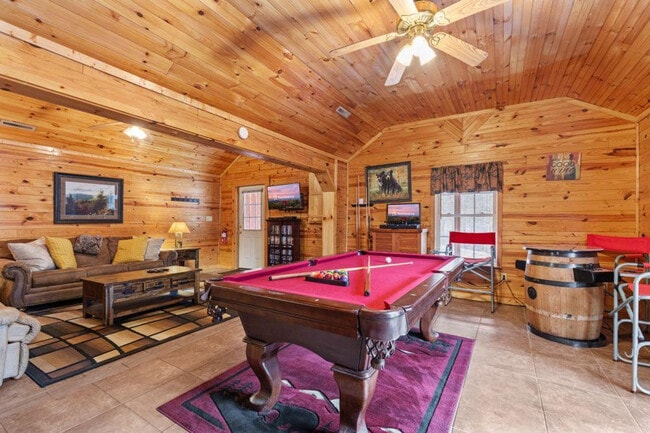 4040 Hickory Hollow Way in Sevierville, TN - Building Photo - Building Photo