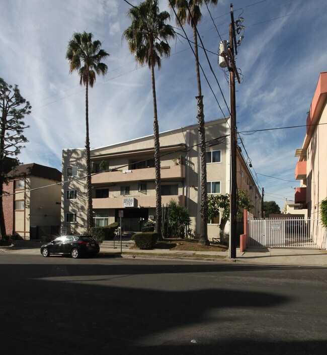 Ser-Jean Apartments in Los Angeles, CA - Foto de edificio - Building Photo