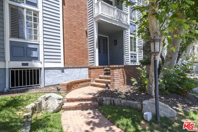 11667 Gorham Ave in Los Angeles, CA - Foto de edificio - Building Photo