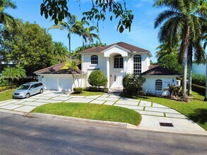 5023 NW 94th Doral Pl in Doral, FL - Building Photo - Building Photo