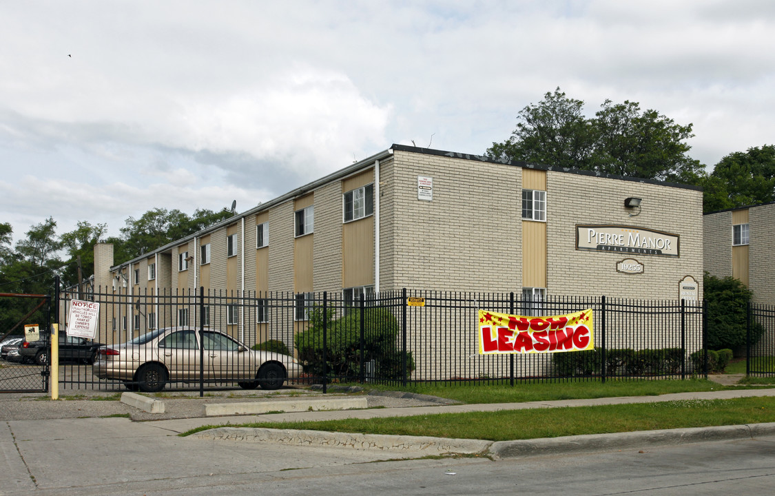 Pierre Manor Apartments in Detroit, MI - Building Photo