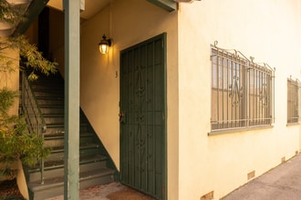 1745 Mariposa Ave in Los Angeles, CA - Building Photo - Building Photo