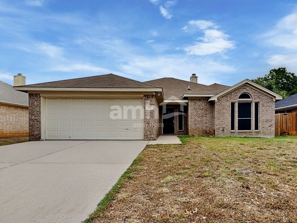 150 Adams Dr in Crowley, TX - Foto de edificio