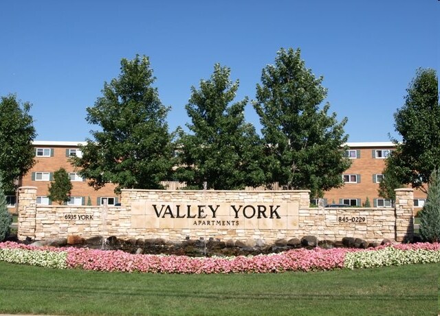 Valley York Apartments in Parma Heights, OH - Foto de edificio