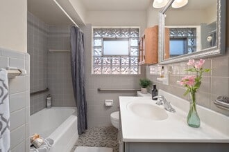 17 Valley Dr in Florissant, MO - Building Photo - Building Photo