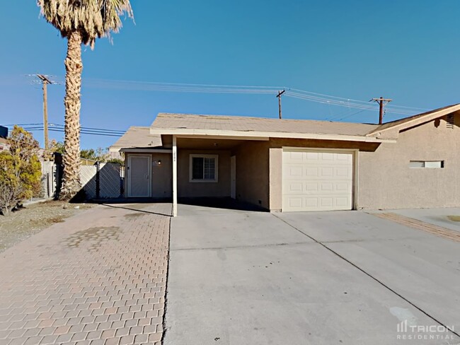 104 Edelweiss St in Las Vegas, NV - Building Photo - Building Photo
