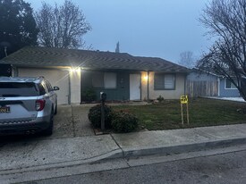 385 Locust St in Gridley, CA - Building Photo