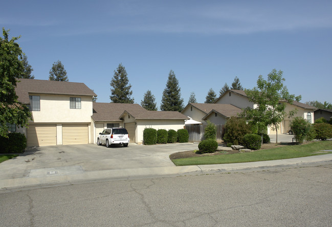 Hemlock -Carolyn Apartments in Reedley, CA - Building Photo - Building Photo