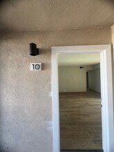 13425 Vanowen St, Unit 10 in Los Angeles, CA - Foto de edificio - Building Photo