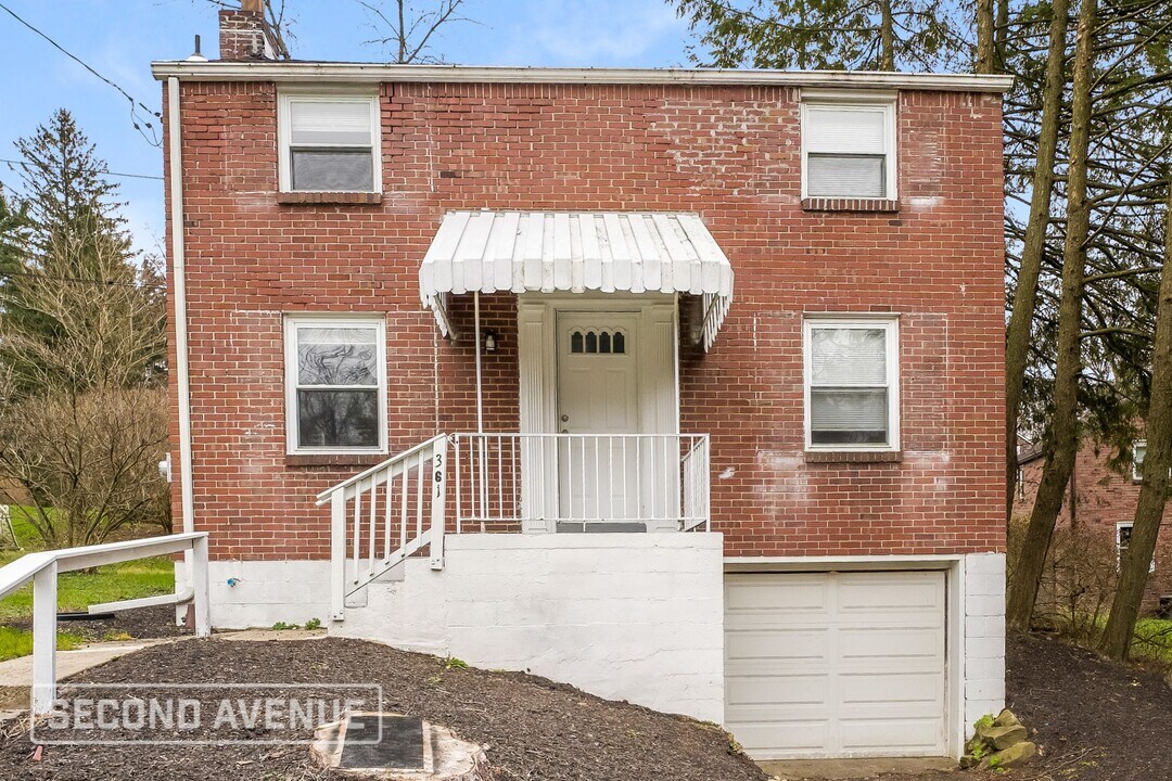 361 Long Rd in Pittsburgh, PA - Building Photo