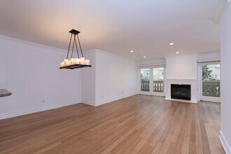 123 S Clark Dr, Unit 202 in Los Angeles, CA - Building Photo - Building Photo