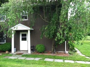590 Freedom Plains Rd-Unit -1 in Poughkeepsie, NY - Foto de edificio - Building Photo