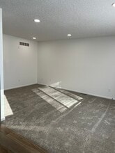 5324 Jennifer Dr in Pleasant Hill, IA - Building Photo - Building Photo